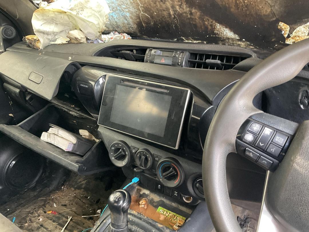 Photo '27' of Toyota Hilux SR TD DC/CC Photo '27' of Toyota Hilux SR TD DC/CC