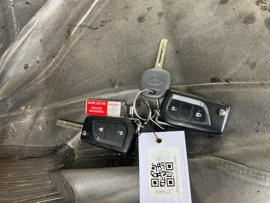 Photo '30' of Toyota Hilux SR TD DC/CC Photo '30' of Toyota Hilux SR TD DC/CC