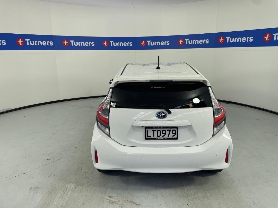 Photo '6' of Toyota Prius C