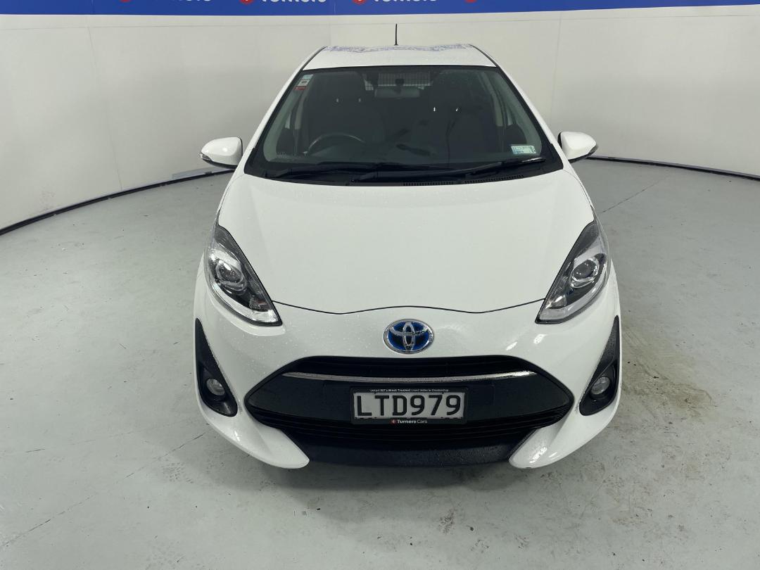 Photo '2' of Toyota Prius C