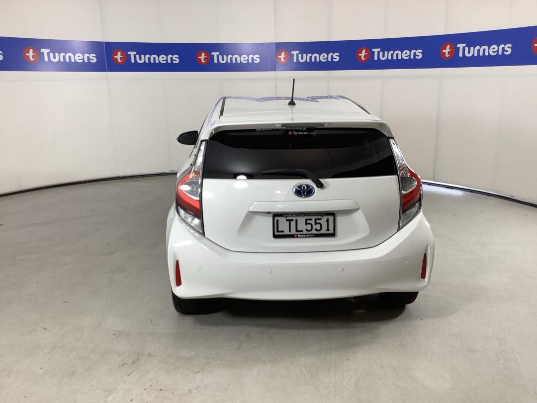 Photo '6' of Toyota Prius C