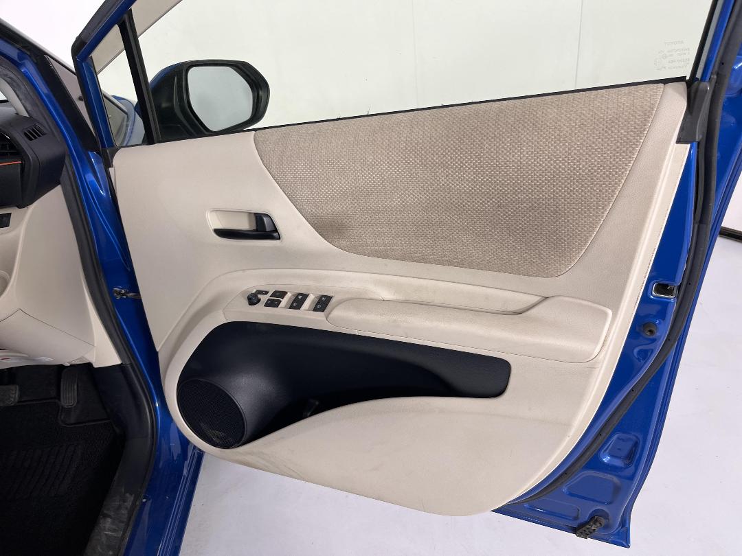 Photo '15' of Toyota Sienta Photo '15' of Toyota Sienta