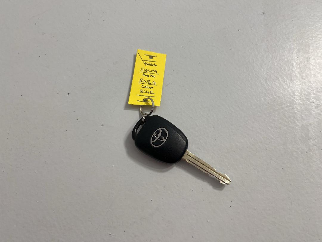 Photo '21' of Toyota Sienta Photo '21' of Toyota Sienta