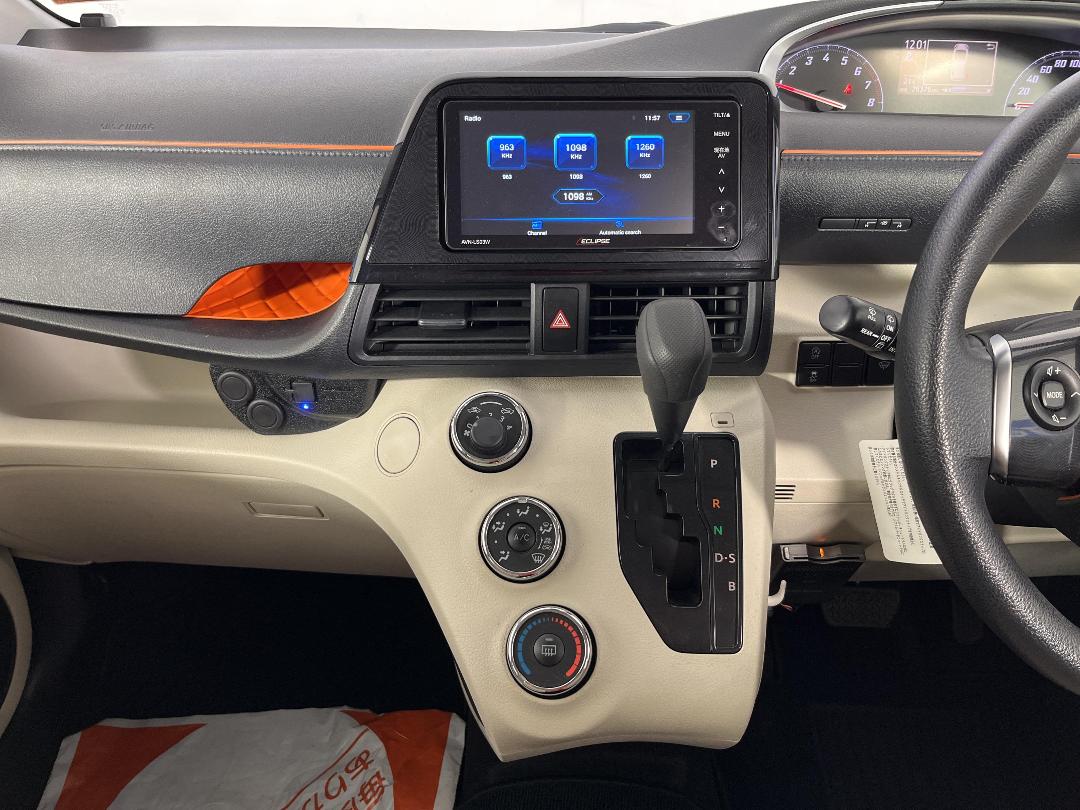 Photo '18' of Toyota Sienta Photo '18' of Toyota Sienta