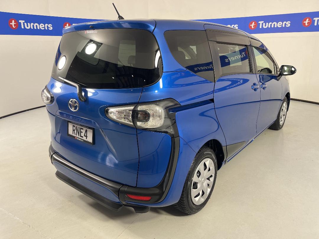 Photo '7' of Toyota Sienta Photo '7' of Toyota Sienta