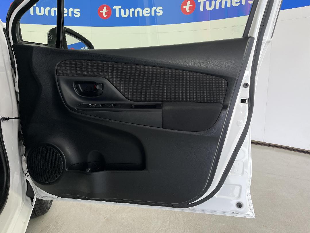 Photo '15' of Toyota Yaris Photo '15' of Toyota Yaris