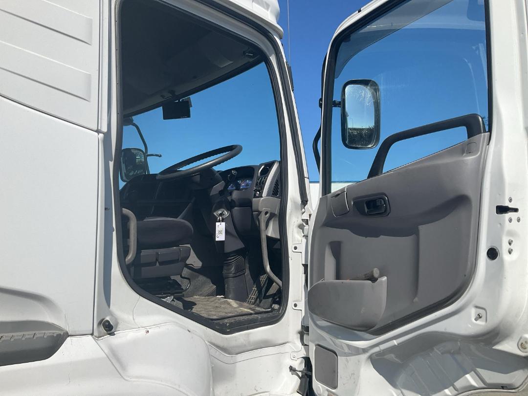 Photo '11' of UD Trucks QUON GKSXDA TRACTOR UNIT Tractor Unit