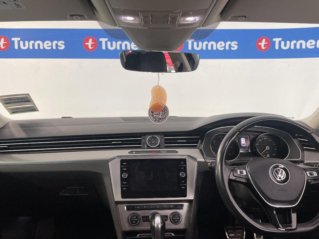 Photo '17' of Volkswagen Passat Photo '17' of Volkswagen Passat