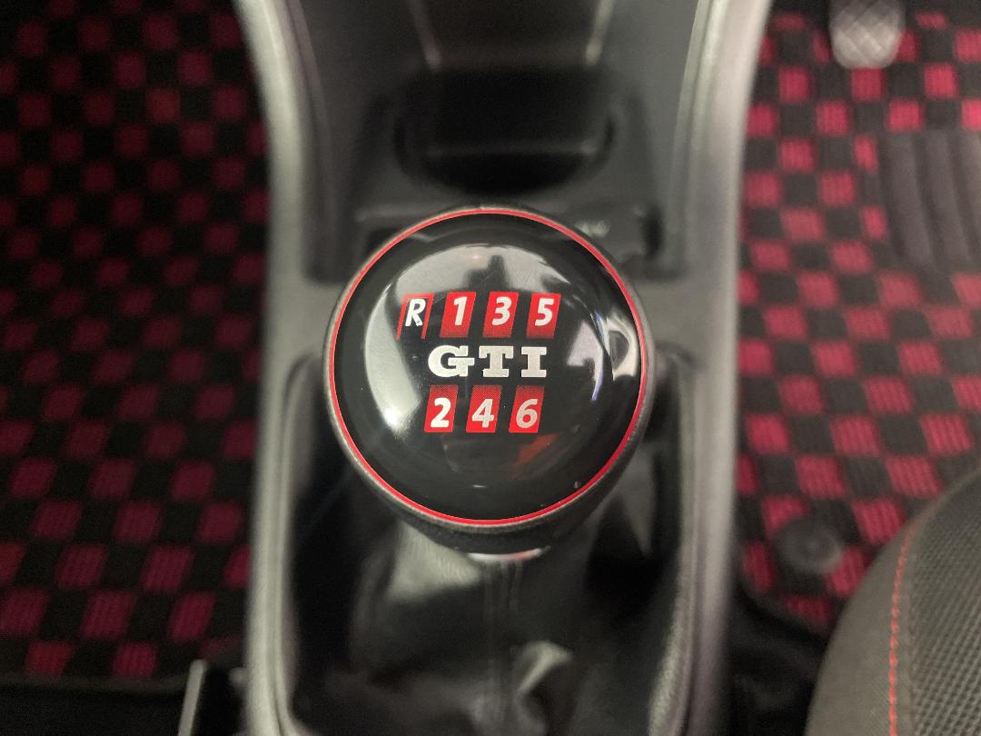 Photo '24' of Volkswagen UP