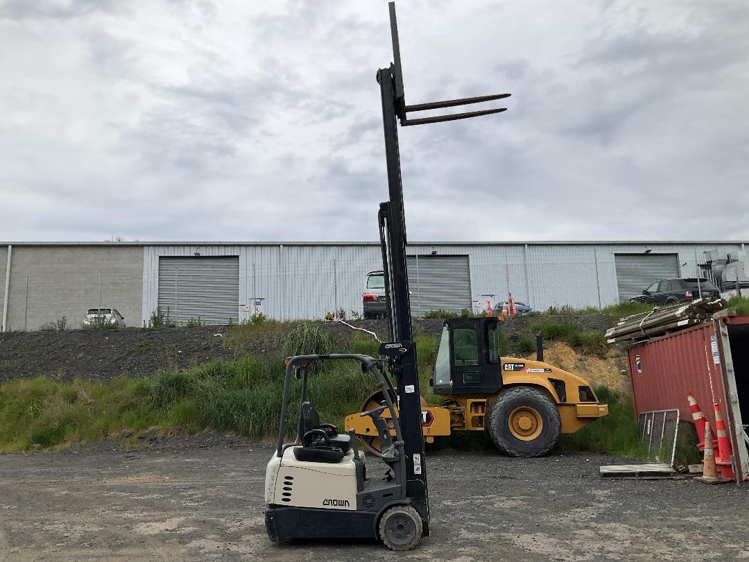 Photo '7' of Crown SC5200 Forklift Photo '7' of Crown SC5200 Forklift