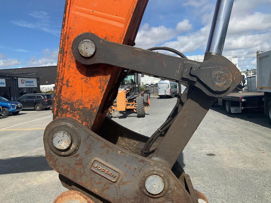 Photo '28' of DOOSAN DX300LC Excavator