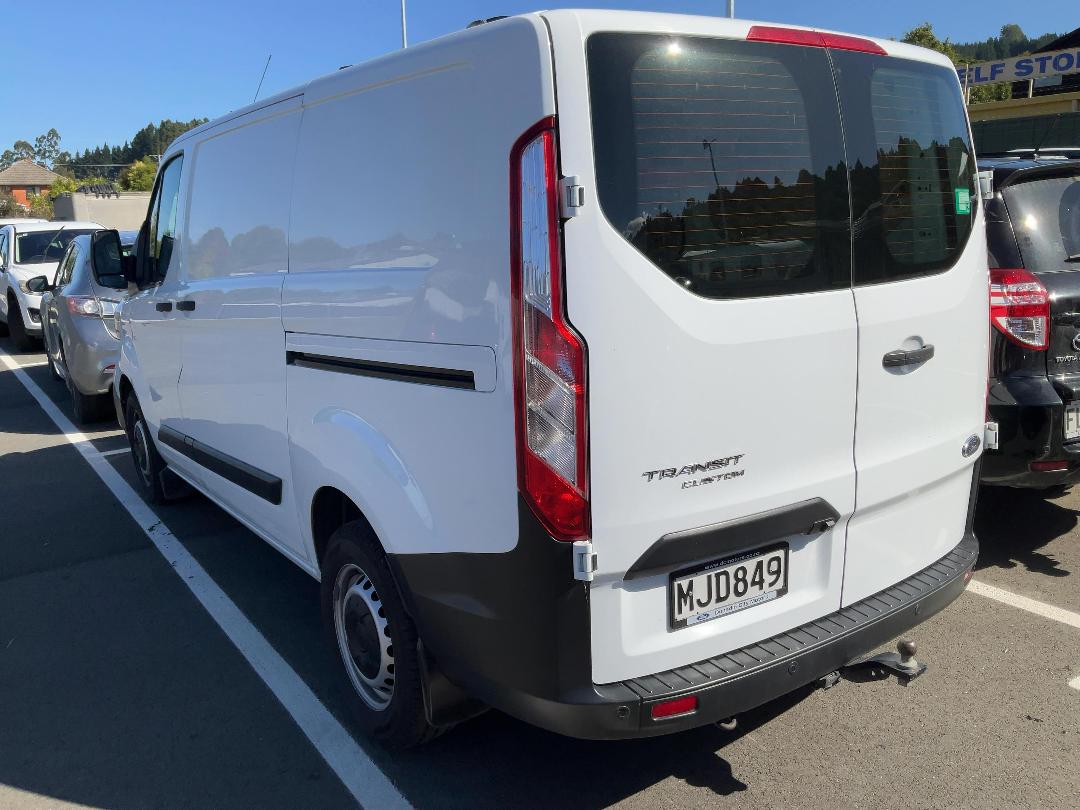 Photo '4' of Ford Transit Custom SWB LOW Roof