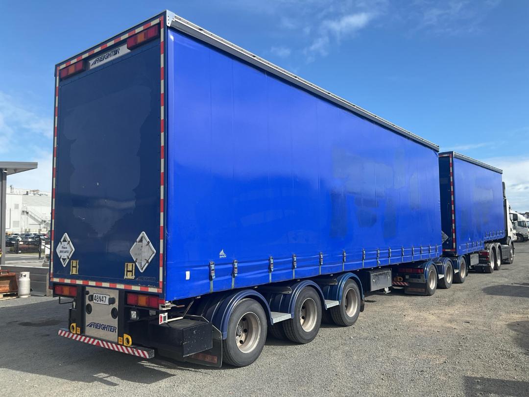 Photo '3' of FREIGHTER CURTAINSIDER 3 AXLE CURTAINSIDER Curtain/Chiller B-Train Photo '3' of FREIGHTER CURTAINSIDER 3 AXLE CURTAINSIDER Curtain/Chiller B-Train
