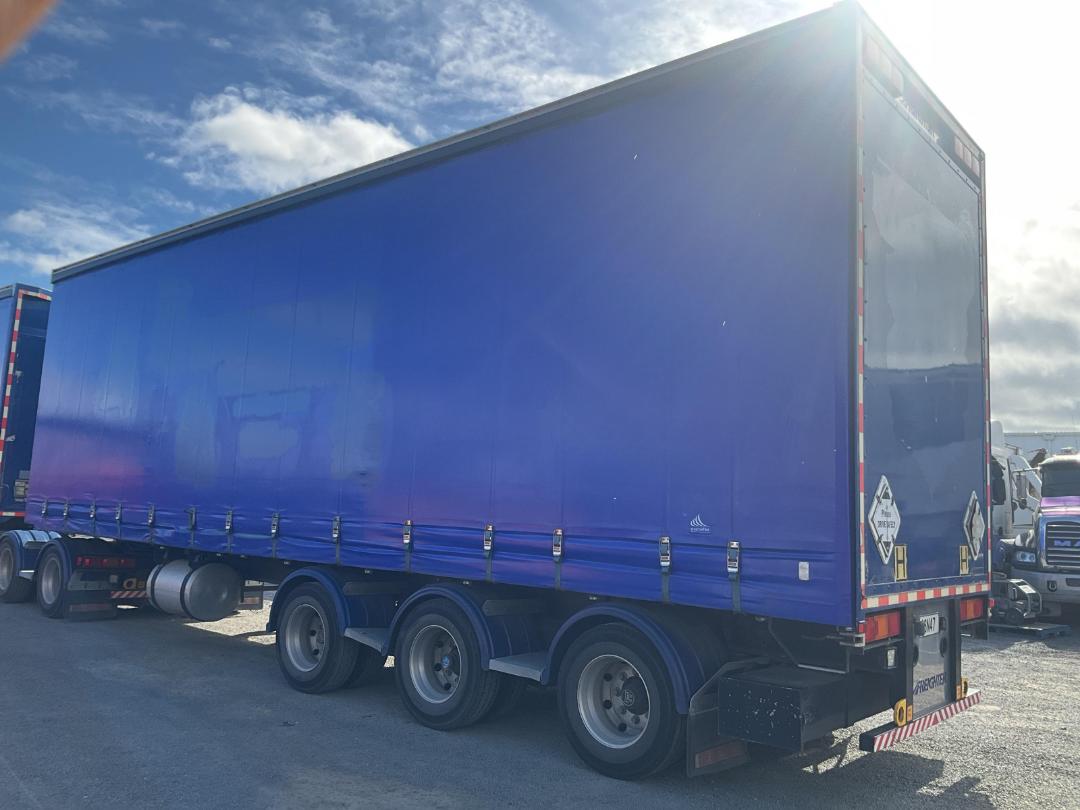Photo '19' of FREIGHTER CURTAINSIDER 3 AXLE CURTAINSIDER Curtain/Chiller B-Train Photo '19' of FREIGHTER CURTAINSIDER 3 AXLE CURTAINSIDER Curtain/Chiller B-Train