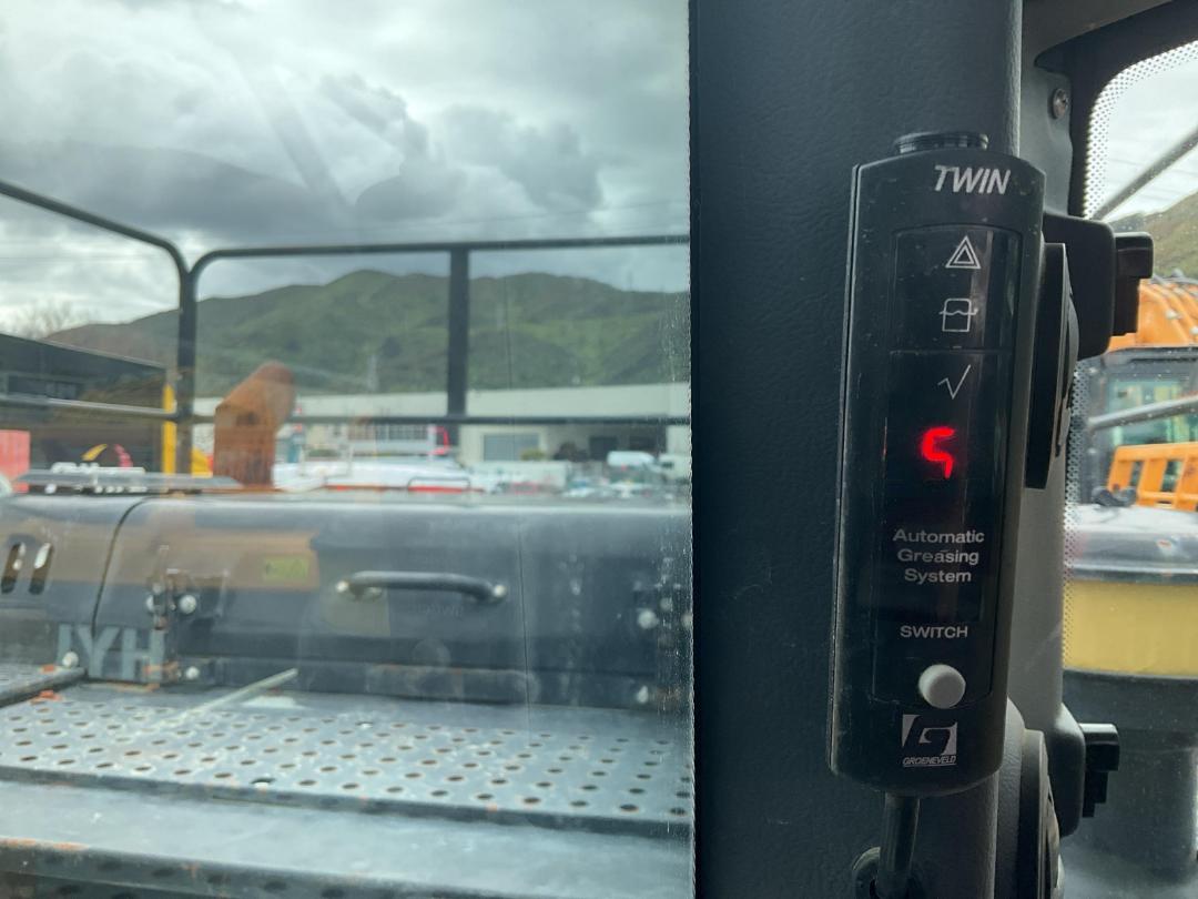 Photo '32' of HiDROMEK HMK300LC-3 Excavator