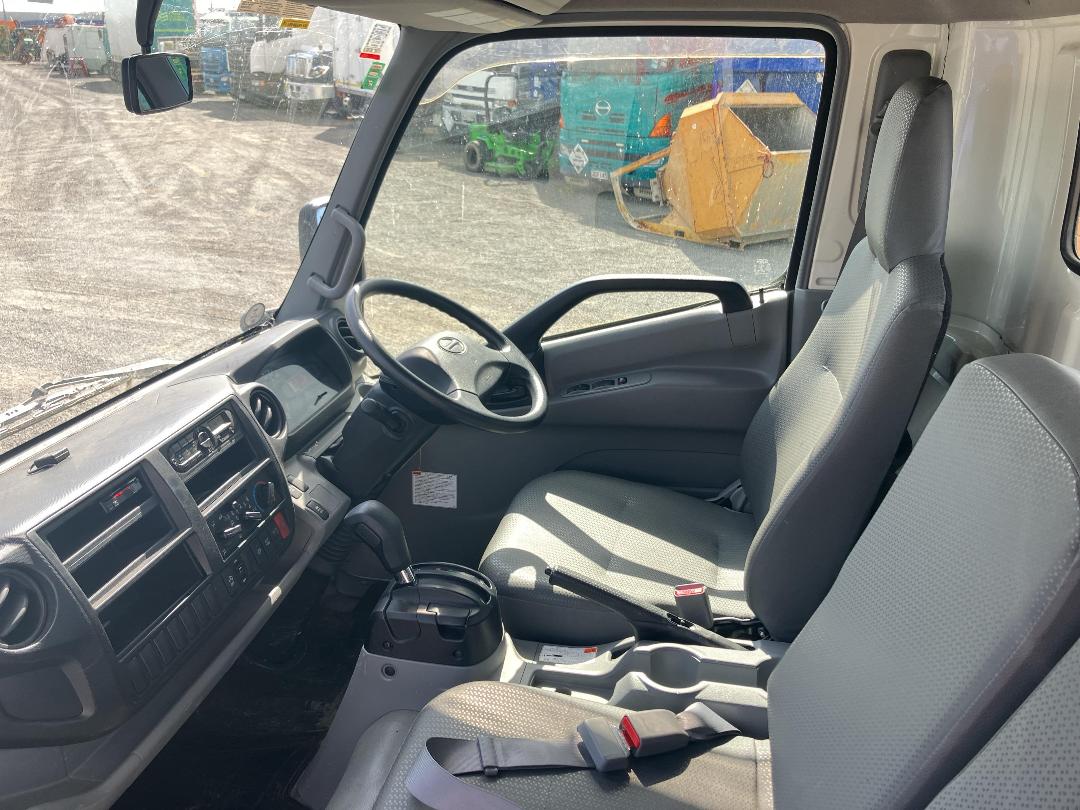 Photo '18' of Hino Dutro Flat Deck