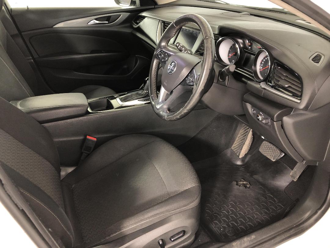 Photo '16' of Holden Commodore Photo '16' of Holden Commodore