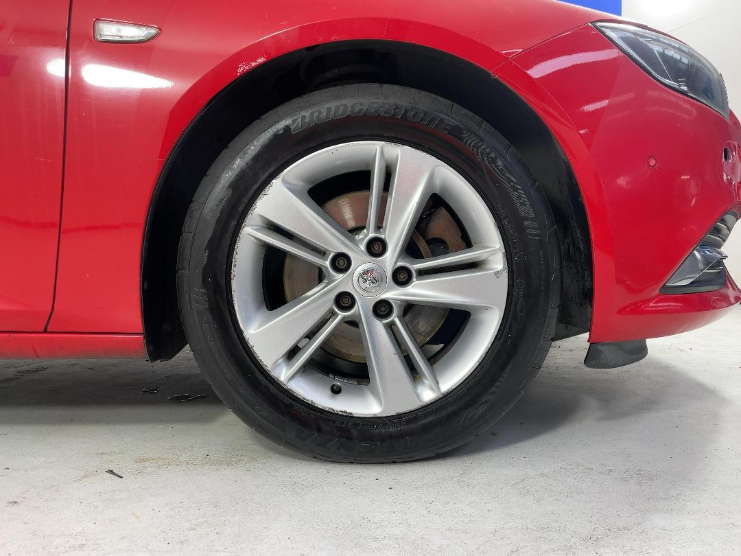 Photo '9' of Holden Commodore Photo '9' of Holden Commodore