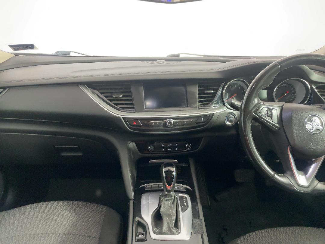 Photo '17' of Holden Commodore Photo '17' of Holden Commodore