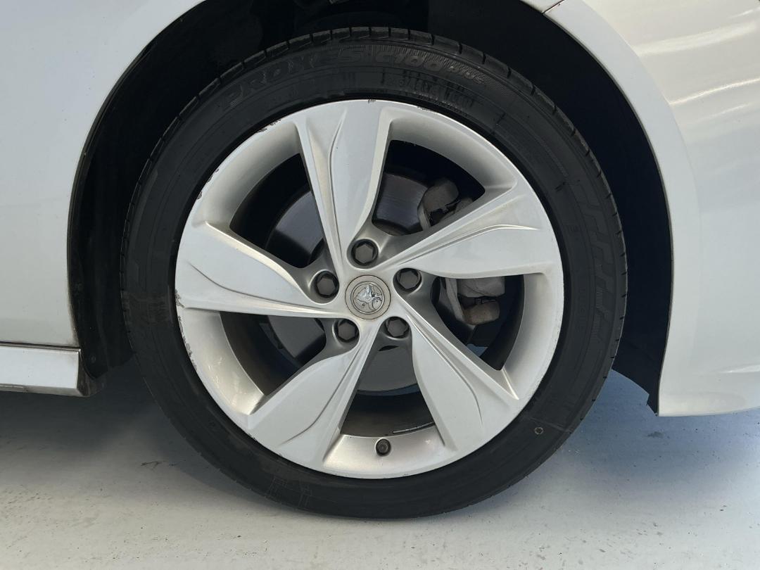 Photo '9' of Holden Commodore Photo '9' of Holden Commodore