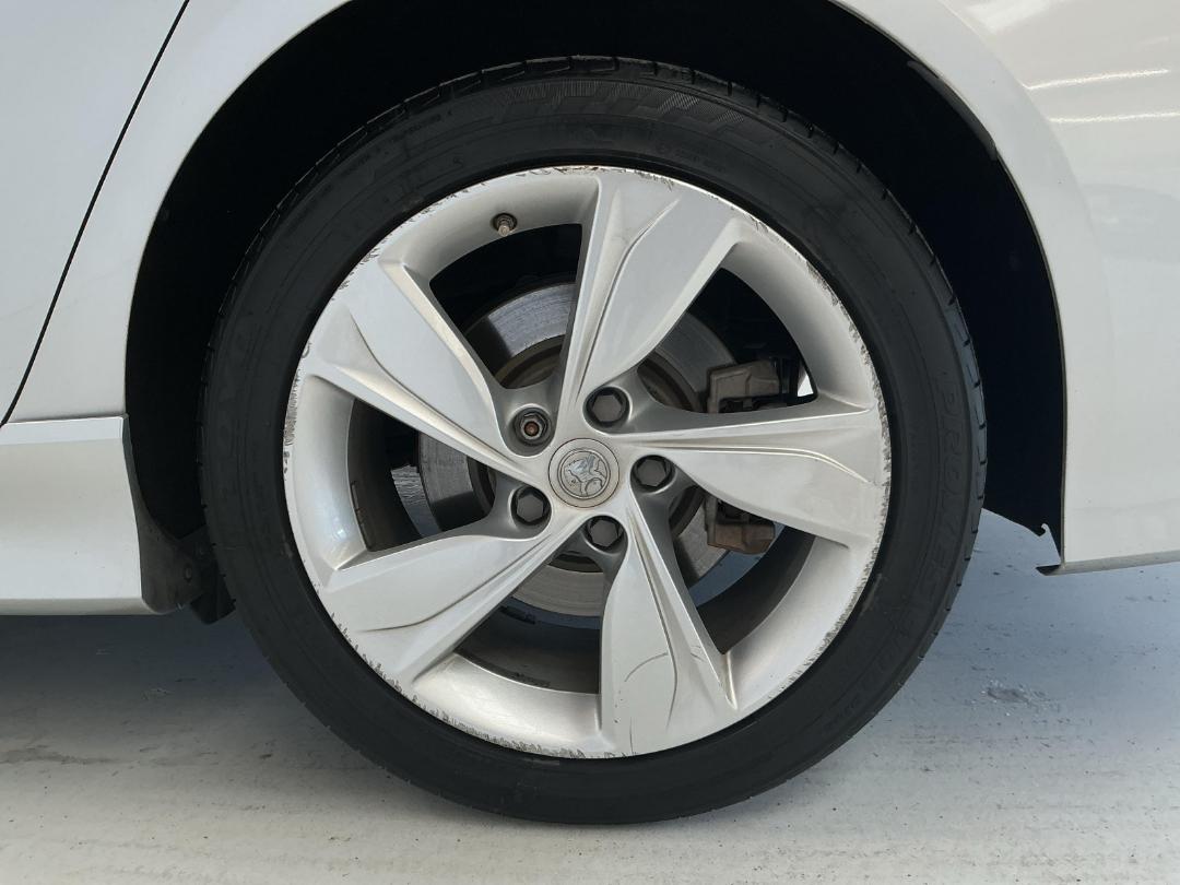 Photo '11' of Holden Commodore Photo '11' of Holden Commodore