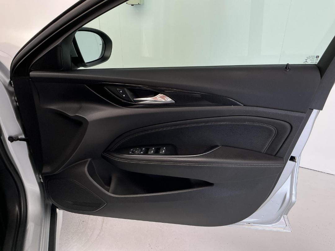 Photo '15' of Holden Commodore Photo '15' of Holden Commodore