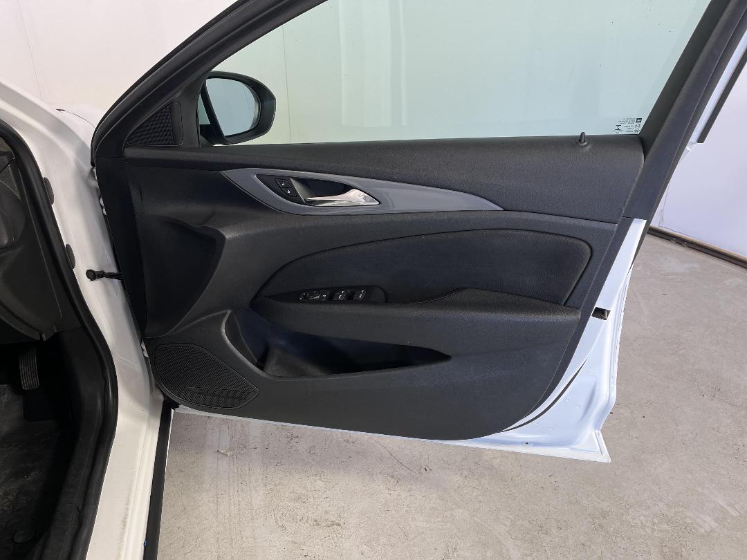 Photo '15' of Holden Commodore Photo '15' of Holden Commodore