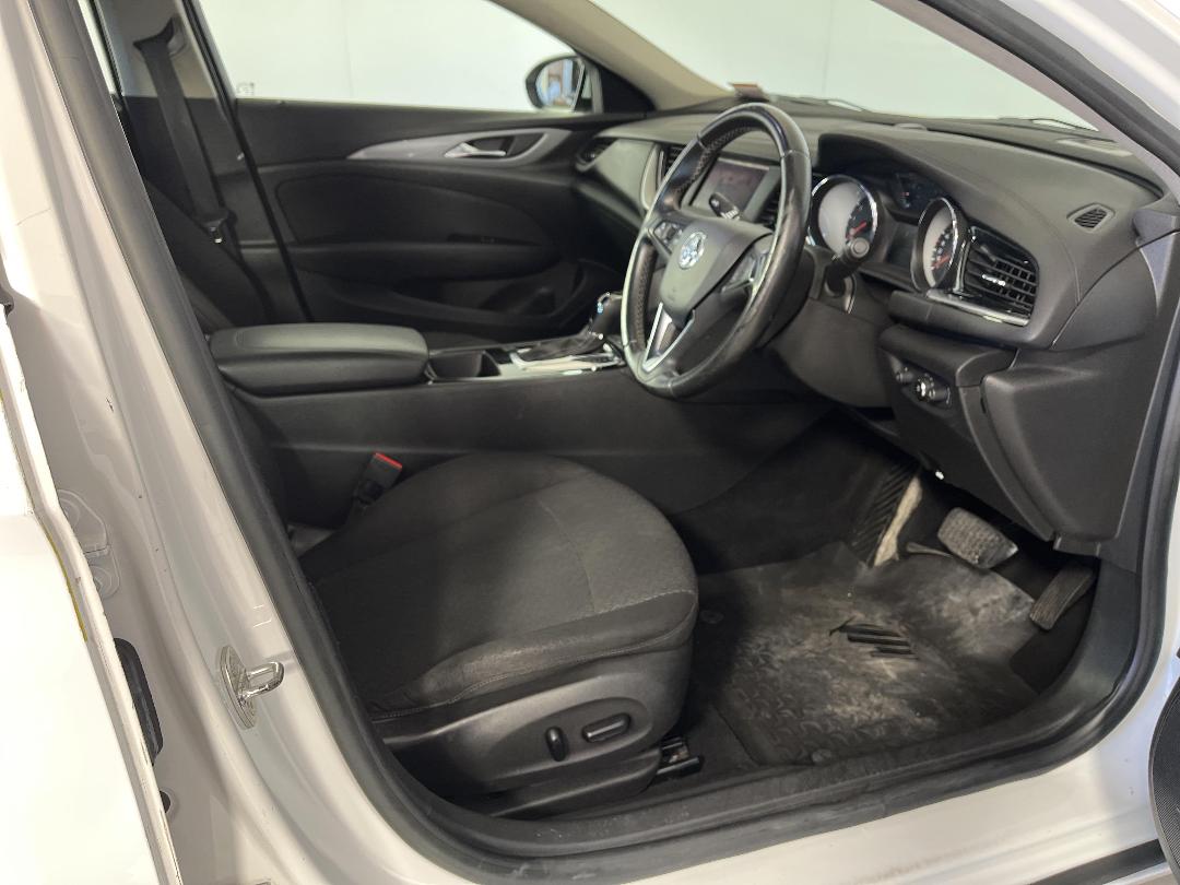 Photo '16' of Holden Commodore Photo '16' of Holden Commodore