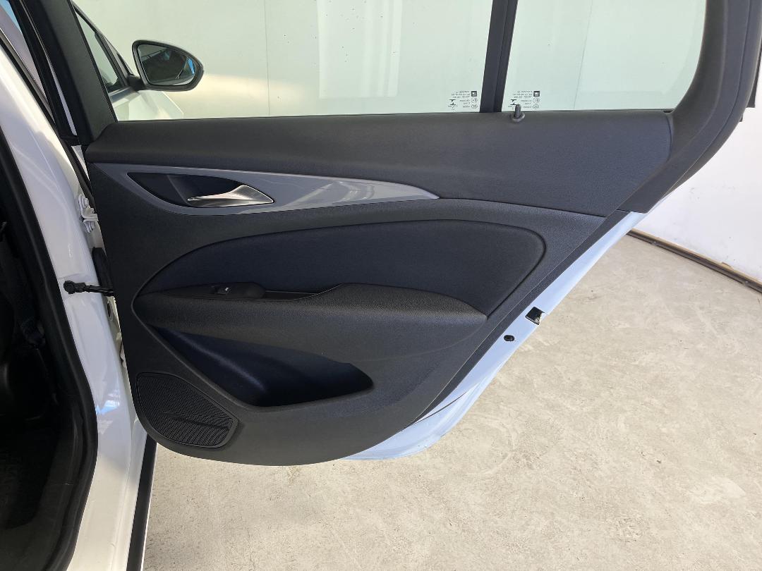 Photo '19' of Holden Commodore Photo '19' of Holden Commodore