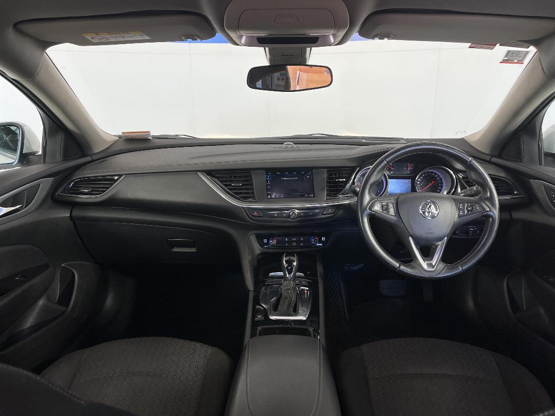 Photo '17' of Holden Commodore Photo '17' of Holden Commodore