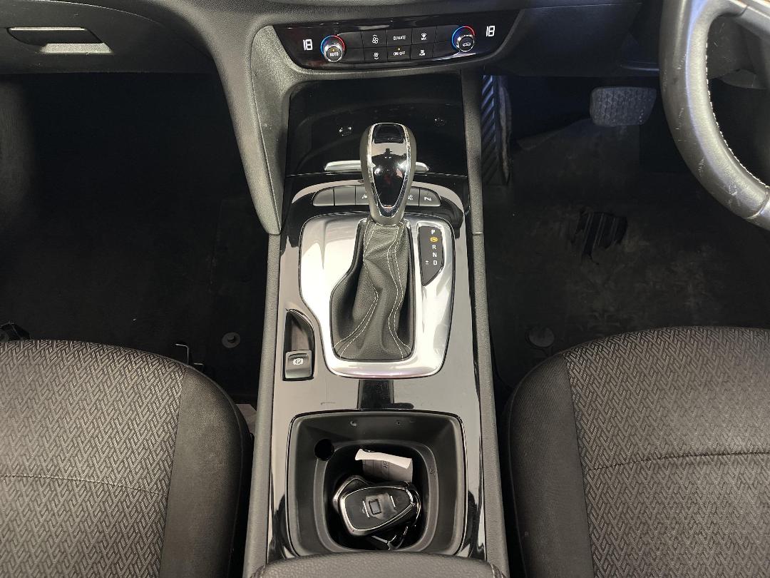 Photo '18' of Holden Commodore Photo '18' of Holden Commodore