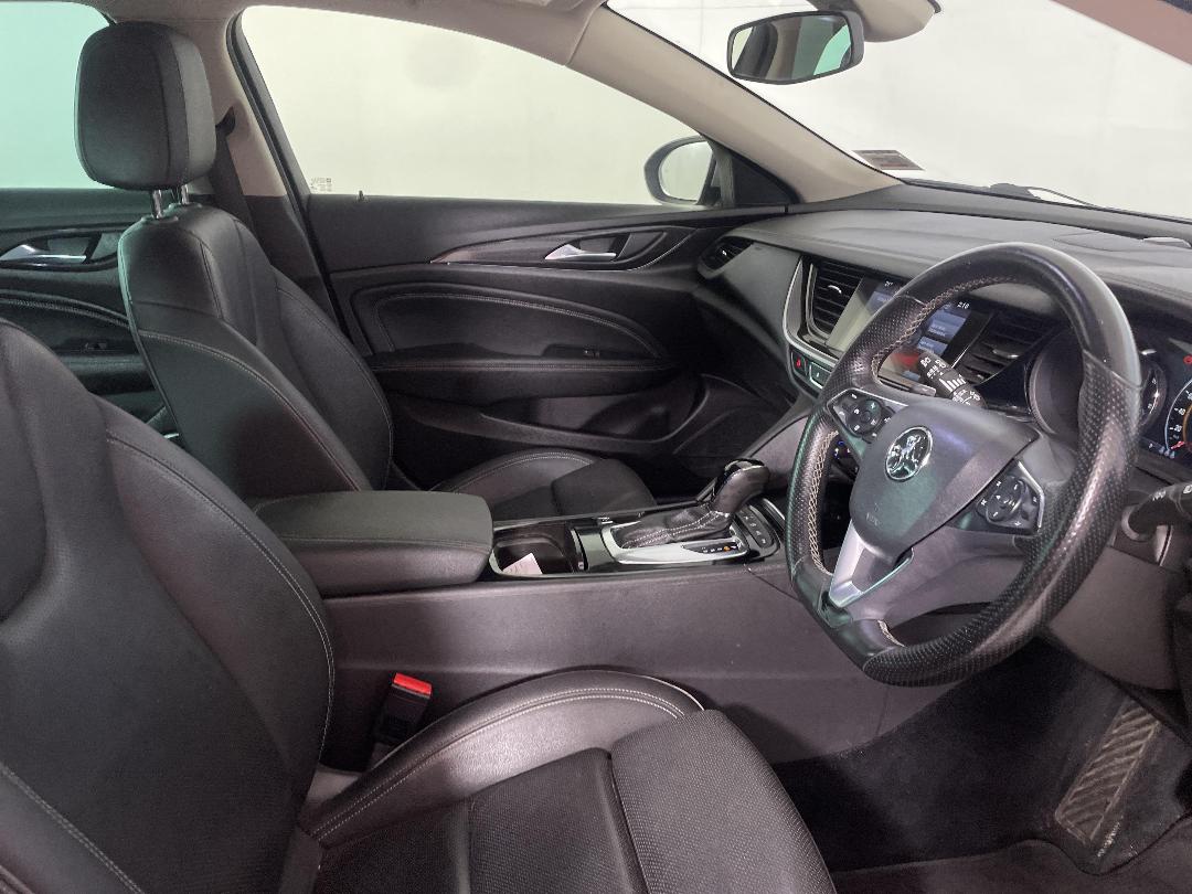 Photo '16' of Holden Commodore Photo '16' of Holden Commodore