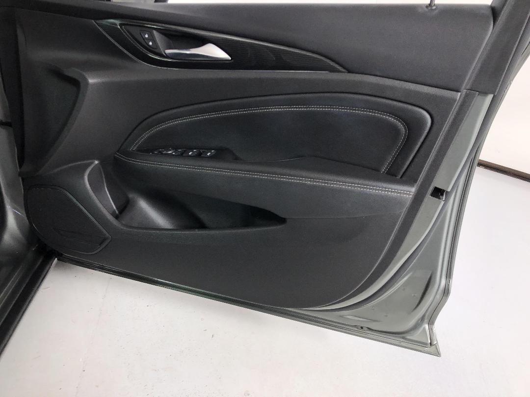 Photo '15' of Holden Commodore Photo '15' of Holden Commodore