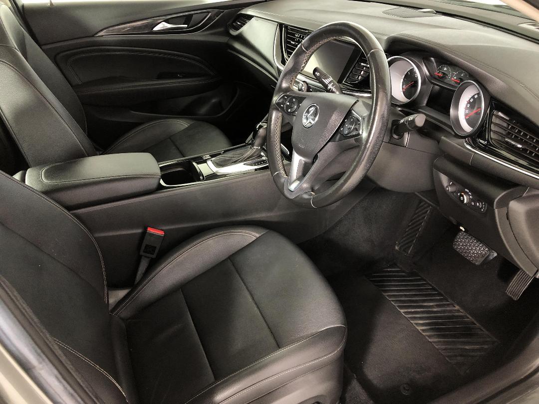 Photo '16' of Holden Commodore Photo '16' of Holden Commodore