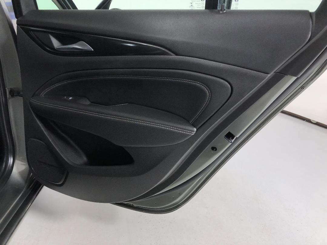 Photo '19' of Holden Commodore Photo '19' of Holden Commodore