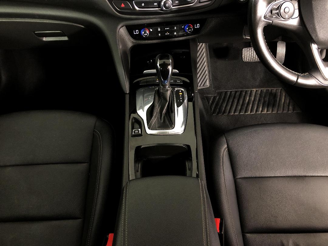 Photo '18' of Holden Commodore Photo '18' of Holden Commodore