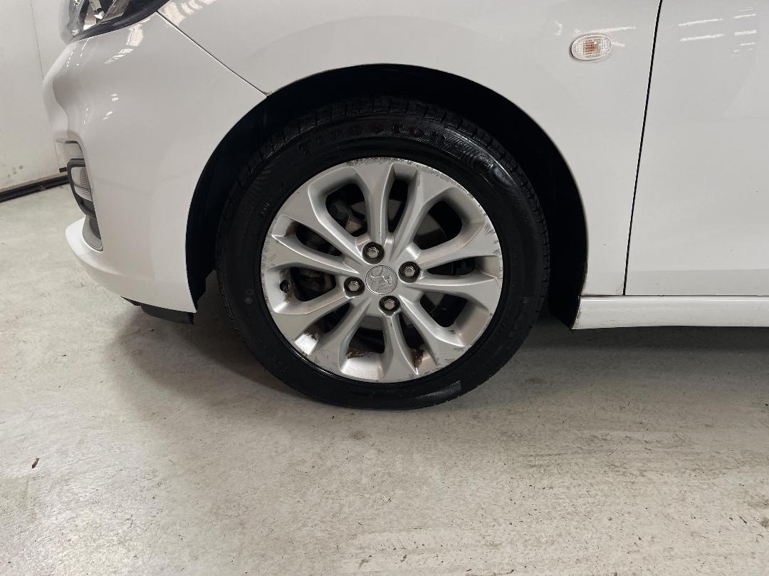 Photo '10' of Holden Spark