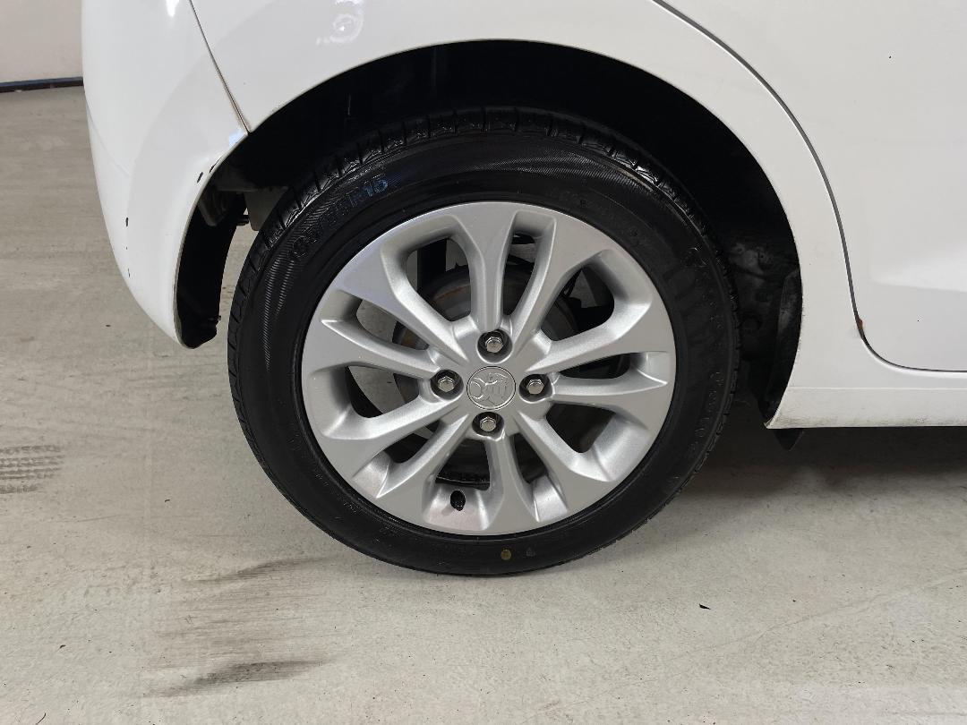 Photo '12' of Holden Spark