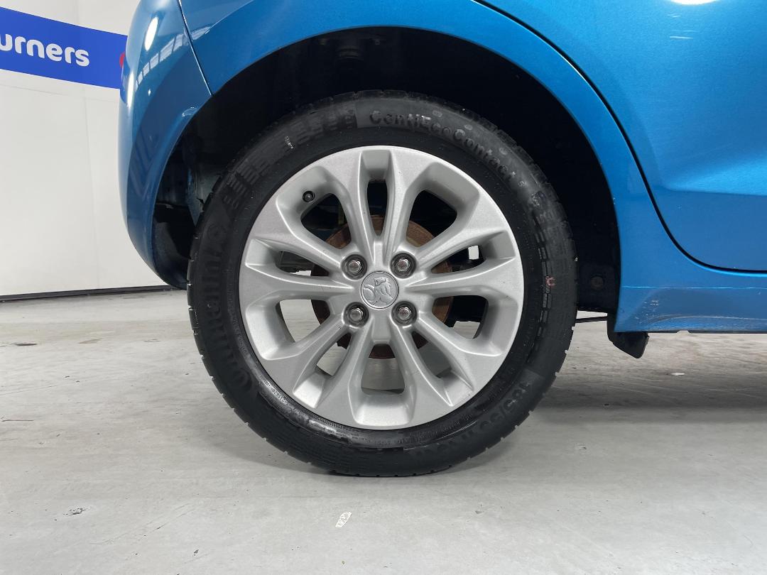 Photo '12' of Holden Spark