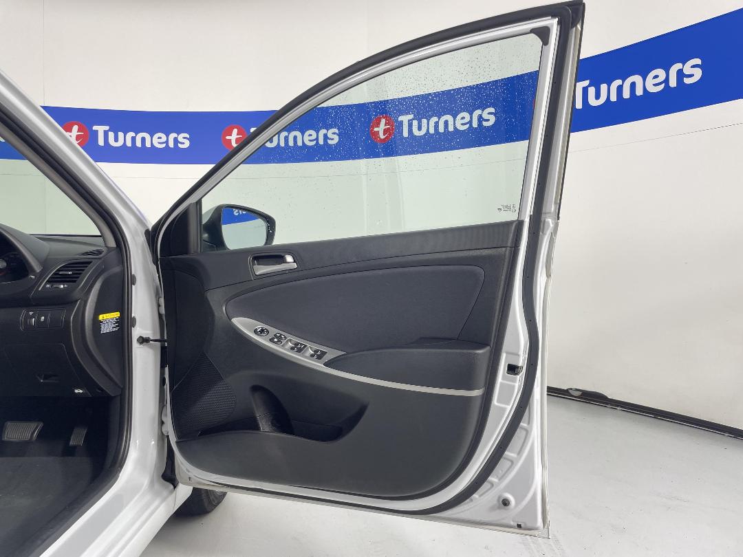 Photo '15' of Hyundai Accent