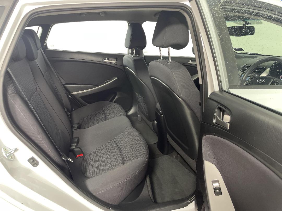 Photo '20' of Hyundai Accent