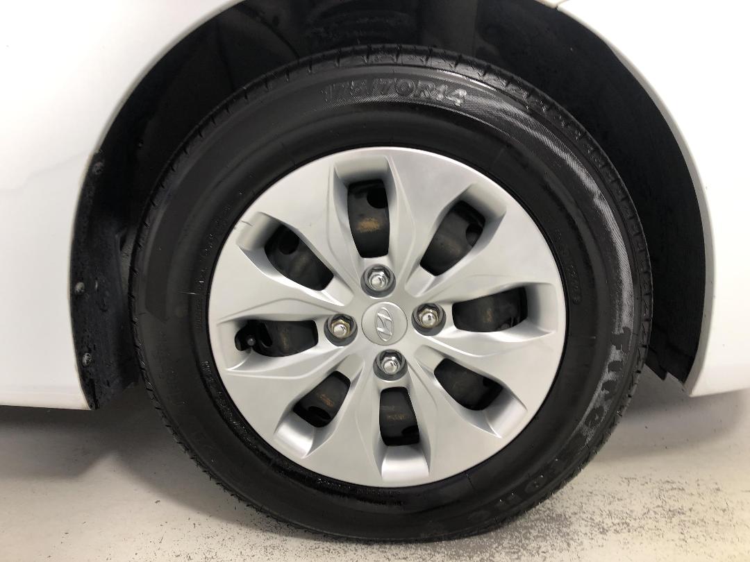 Photo '9' of Hyundai Accent Photo '9' of Hyundai Accent