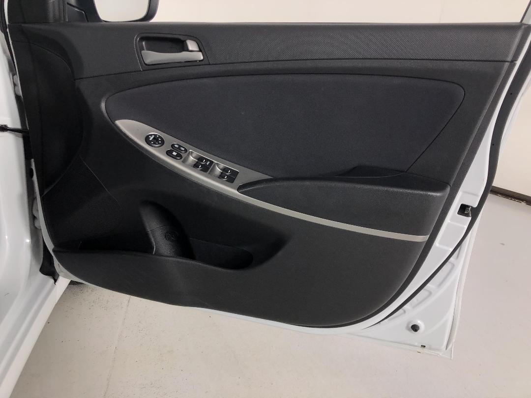 Photo '15' of Hyundai Accent Photo '15' of Hyundai Accent