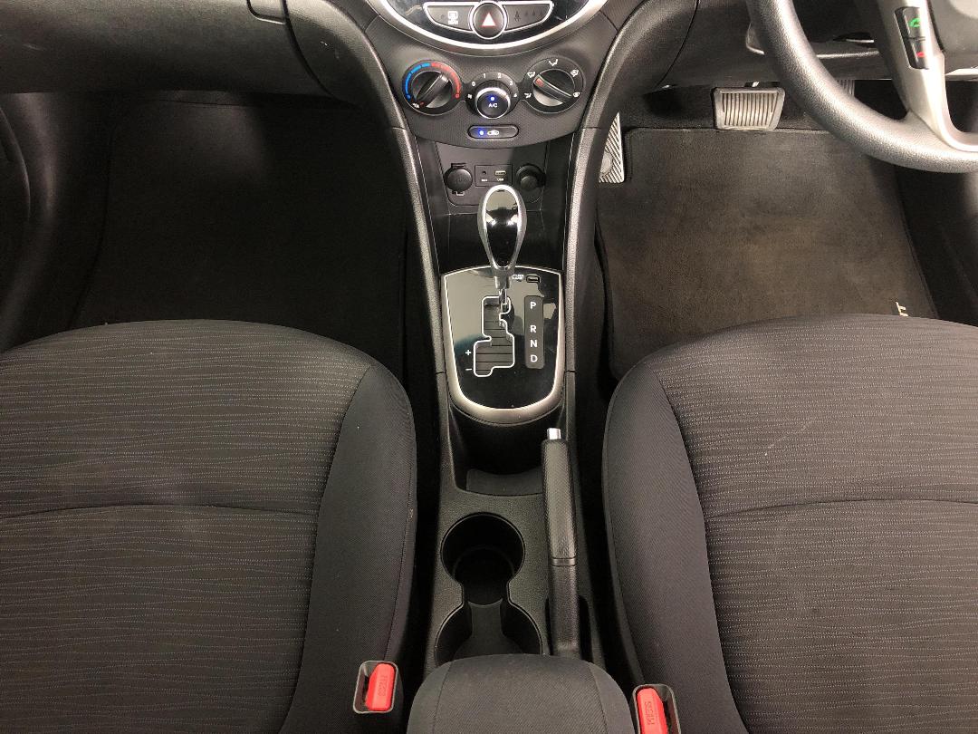 Photo '18' of Hyundai Accent Photo '18' of Hyundai Accent