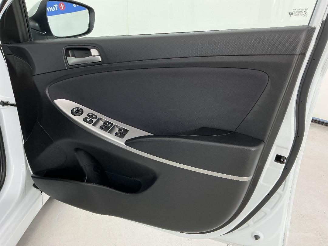 Photo '15' of Hyundai Accent