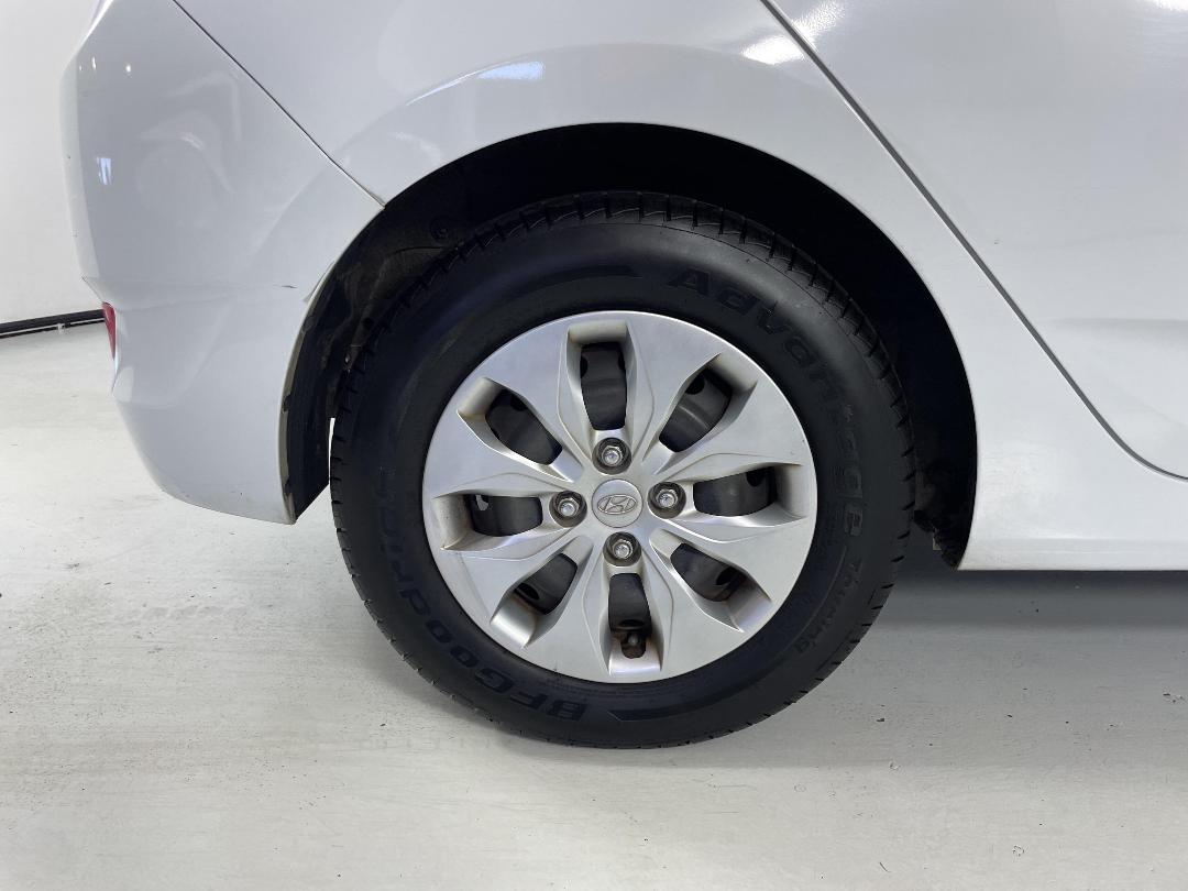 Photo '12' of Hyundai Accent