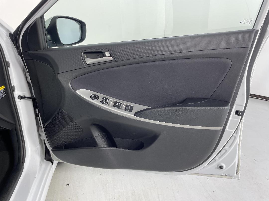 Photo '15' of Hyundai Accent