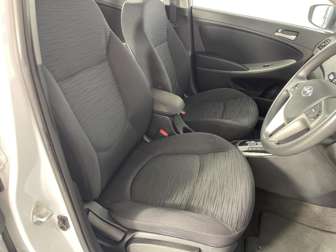 Photo '16' of Hyundai Accent