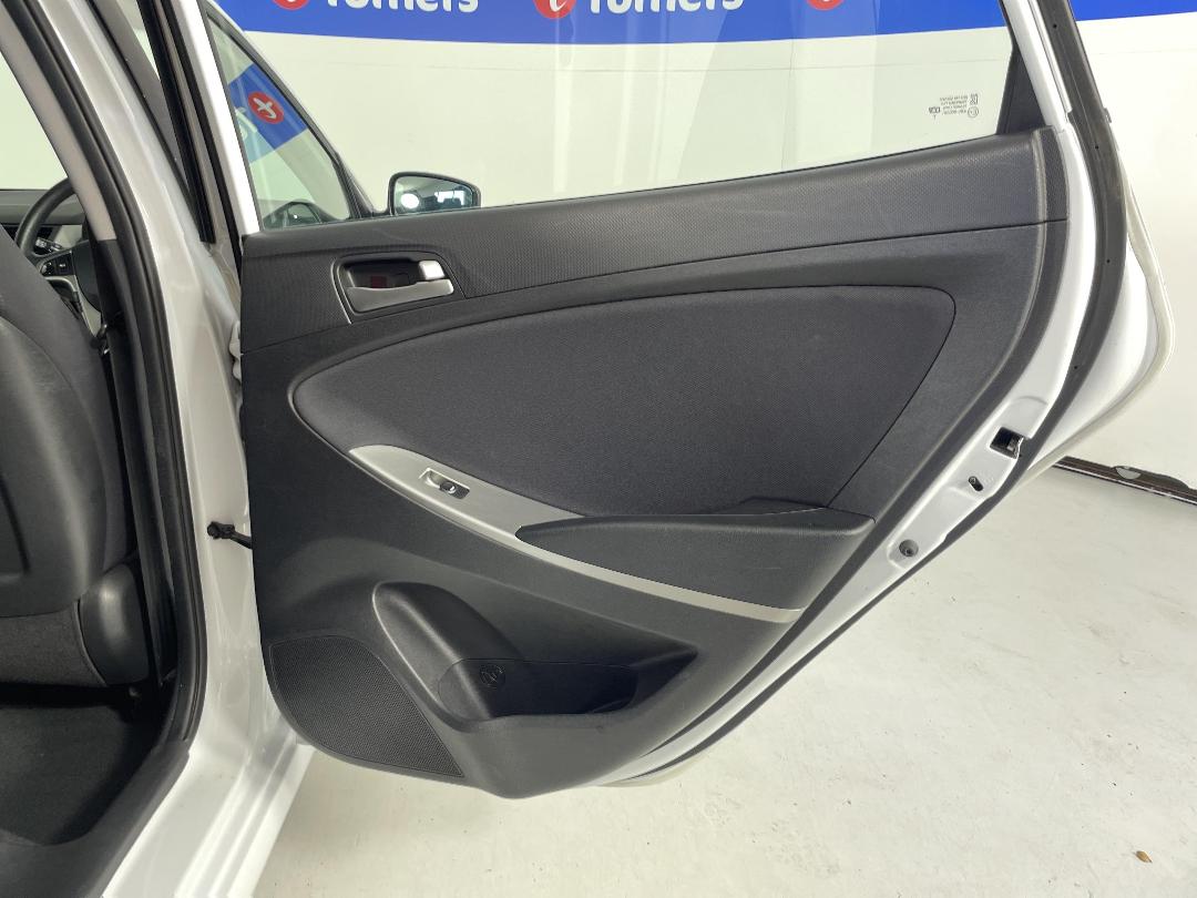 Photo '19' of Hyundai Accent