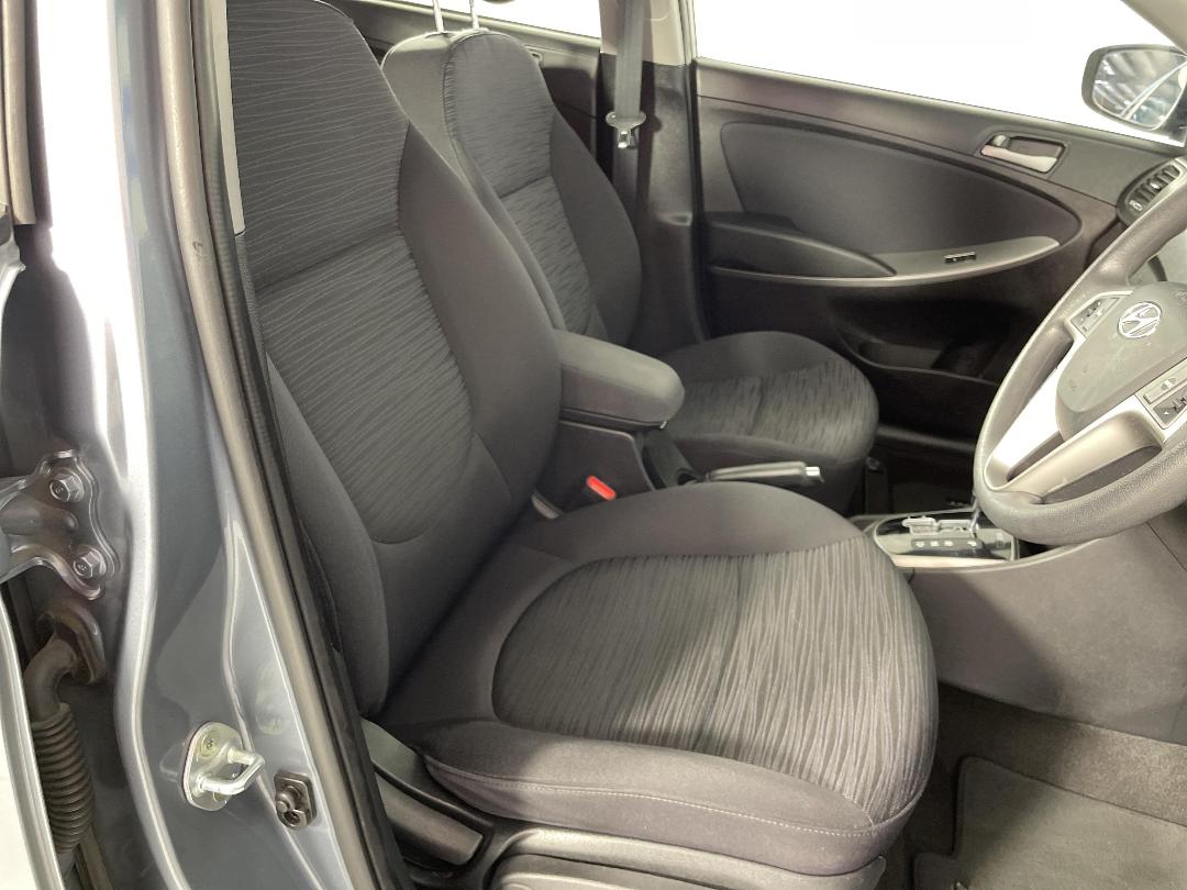 Photo '16' of Hyundai Accent Photo '16' of Hyundai Accent